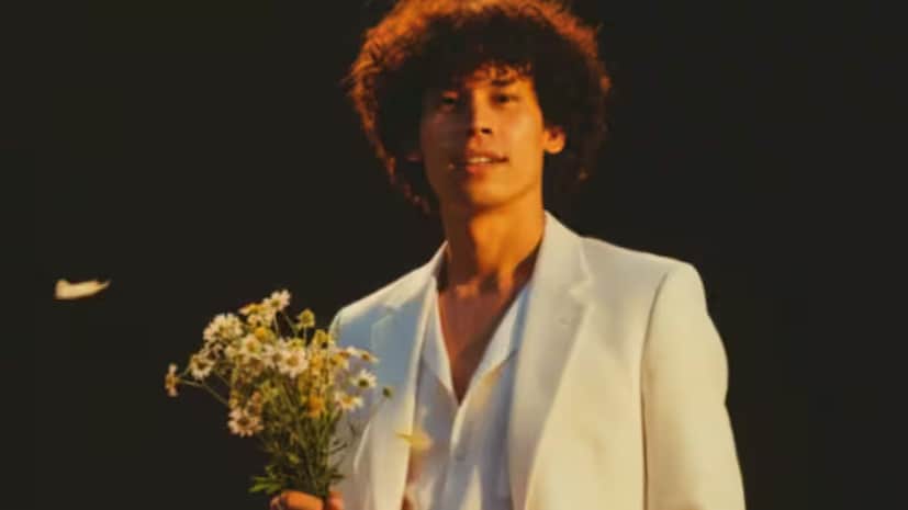 या तरुणाचं नाव मान पनु आहे. मान याचा जन्म उत्तराखंडमधील कुमाऊं इथे झाला. त्याने संगितातून आपलं शिक्षण पूर्ण केलं. त्याने कुमाऊं विद्यापीठातून Mathematical Sciences पदवी घेतली. संगीत क्षेत्रातील करिअर सुरू करण्यापूर्वी, मान पानुने व्यावसायिक जगातही काही काळ काम केले आहे. 