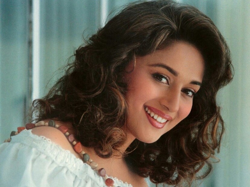  90 च्या दशकात माधुरी दीक्षितच्या सौंदर्यावर अभिनेत्यांपासून ते दिग्दर्शकांपर्यंत सारेच वेडे होत असत. पण माधुरी दीक्षित मात्र डॉक्टर श्रीराम नेने यांच्या प्रेमात पडली आणि त्यांच्यासोबत लग्नबंधनात अडकली.