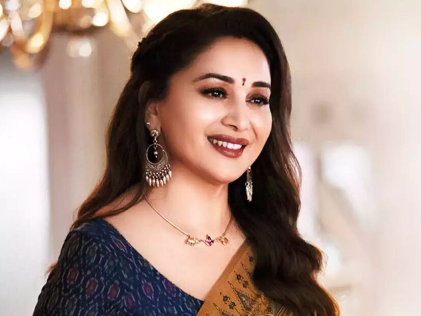  माधुरी दीक्षित 'भूल भुलैया 3' या चित्रपटात शेवटची झळकली होती. या चित्रपटात तिने मंजुलिका हे पात्र साकारले होते. माधुरीने 1984 मध्ये आपल्या फिल्मी करिअरची सुरुवात केली होती. त्यानंतर तिने कधीही मागे वळून पाहिलं नाही आणि एकापेक्षा एक सुपरहिट, ब्लॉकबस्टर चित्रपट दिले. आजवर 'धक धक गर्ल'ने 70 पेक्षा अधिक चित्रपटांत आपल्या अभिनयाची छाप पाडली आहे.