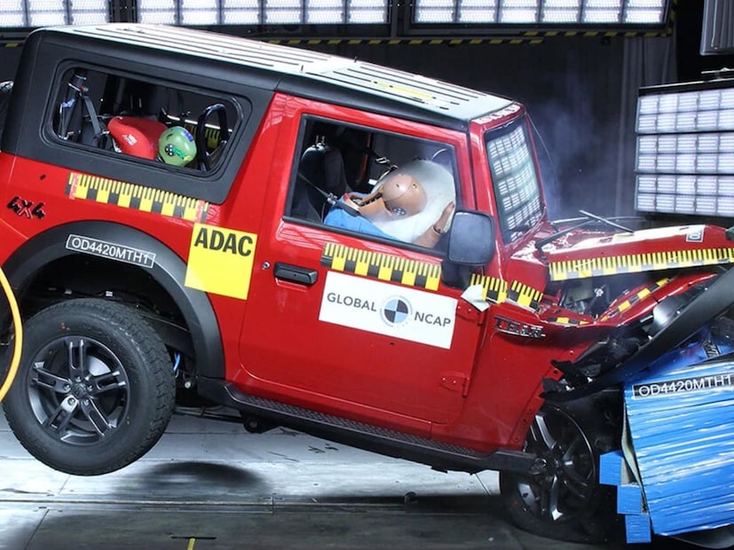 Mahindra Thar ला प्रौढ व्यक्तींची सुरक्षेमध्ये ४ स्टार रेटिंग मिळाले होते. तेव्हा या  मॉडेलमध्ये २ एअरबॅग्ज होत्या. 