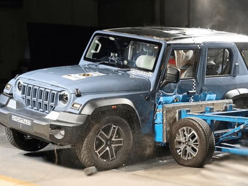 Thar ROXX मध्ये सुरक्षा फीचर्स स्टँडर्ड  दिले आहे.  यात ६ एअरबॅग्ज, इलेक्ट्रॉनिक स्टॅबिलिटी कंट्रोल आणि प्रवाशांसाठी ३-पॉईंट सीटबेल्ट दिले आहे.   