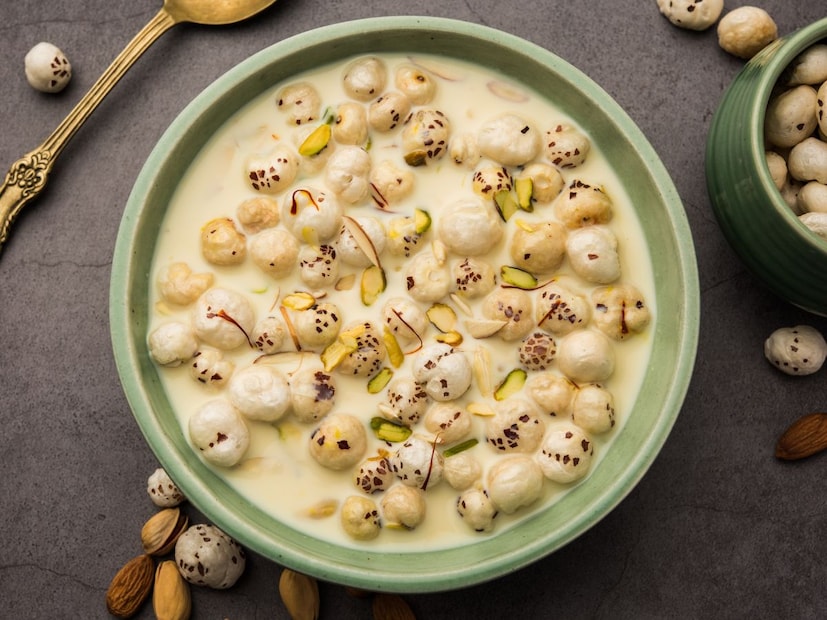 भारतीय घरात जेवणानंतर काहीतरी गोड पाहिजेच! आणि त्या गोडातला पारंपरिक, झटपट आणि चविष्ट पर्याय म्हणजे खीर. पण तुम्ही कधी मखान्याची खीर खाली आहे? आज जाणून घेऊ या सध्या लोकप्रिय होत असलेली मखान्याची खीर. भारतीय घरात जेवणानंतर काहीतरी गोड पाहिजेच! आणि त्या गोडातला पारंपरिक, झटपट आणि चविष्ट पर्याय म्हणजे खीर. पण तुम्ही कधी मखान्याची खीर खाली आहे? आज जाणून घेऊ या सध्या लोकप्रिय होत असलेली मखान्याची खीर.