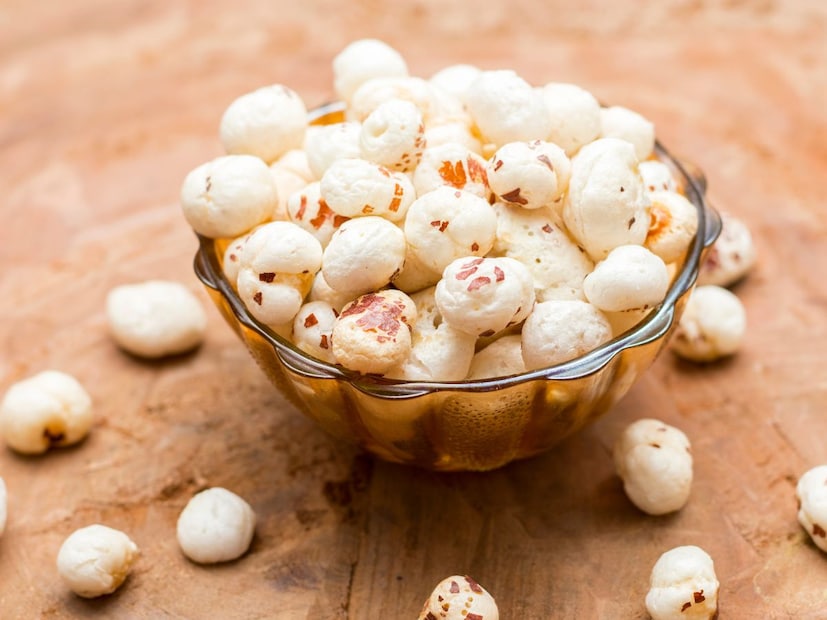 स्लाइड 4: मखाना कुरकुरीत भाजून घ्यापॅनमध्ये घी गरम करा आणि मखाना मंद आचेवर हलका सोनेरी आणि कुरकुरीत होईपर्यंत भाजा. यामुळे खिरीचा सुगंध आणि चव अप्रतिम येते.