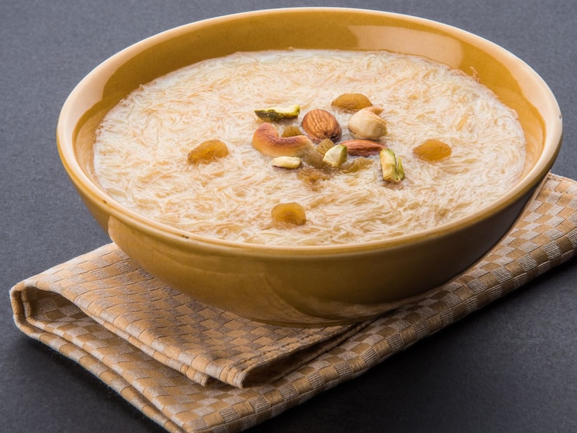 दूध उकळायला ठेवाएका खोलगट भांड्यात दूध घाला आणि उकळी येऊ द्या. उकळत्या दुधात भाजलेले मखाने घालून हलक्या हाताने मिक्स करा.