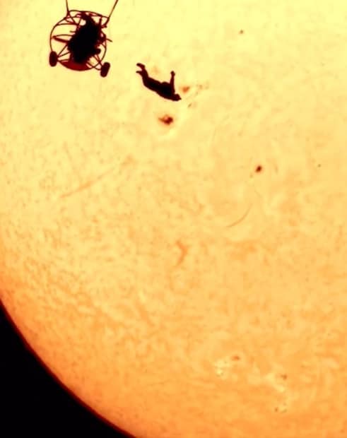 सूर्यावर दिसणारा हा माणूस प्रत्यक्षात सूर्यावर नाही तर तो स्कायडायव्हिंग करत असताना काढलेला फोटो आहे. हा फोटो काढण्यासाठी खास सौर्य दुर्बिण वापण्यात आली आहे. माणसाचं स्कायडायव्हिंग आणि सूर्य असं एकत्र टिपण्यात आलं आहे.