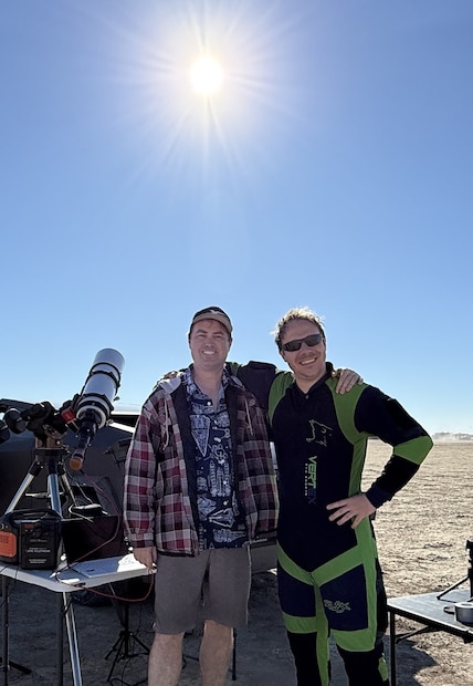 सूर्यासमोर स्कायडायव्हिंग करणारी व्यक्ती युट्युबर आणि म्युझिशियन गॅब्रिअल सी ब्राऊन आहे.  अँड्र्यू मॅकार्थी आणि ग्रॅब्रिअल सी ब्राऊन या दोघांनीही त्यांच्या सोशल मीडियावर अकाऊंटवर हे फोटो आणि व्हिडीओ शेअर केले आहेत.