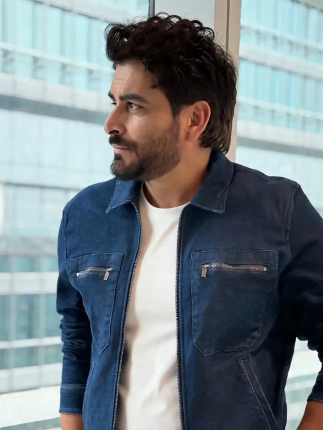 बारामुल्ला या फेस सिनेमातील अभिनेता मानव कौलने प्रेक्षकांची मनं जिकली. त्याने अलिकडेच एका मुलाखतीत बोलताना त्याचं बालपण, संघर्ष आणि मुंबईतील चाळीतील दिवसांच्या आठवणी सांगितल्या. हार न मानता कठोर परिश्रमातून आपली ओळख निर्माण करणाऱ्या मानवचं सर्वत्र कौतुक होत आहे. बारामुल्ला या फेस सिनेमातील अभिनेता मानव कौलने प्रेक्षकांची मनं जिकली. त्याने अलिकडेच एका मुलाखतीत बोलताना त्याचं बालपण, संघर्ष आणि मुंबईतील चाळीतील दिवसांच्या आठवणी सांगितल्या. हार न मानता कठोर परिश्रमातून आपली ओळख निर्माण करणाऱ्या मानवचं सर्वत्र कौतुक होत आहे.