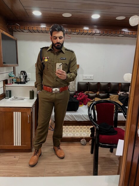 मानव म्हणाला, 