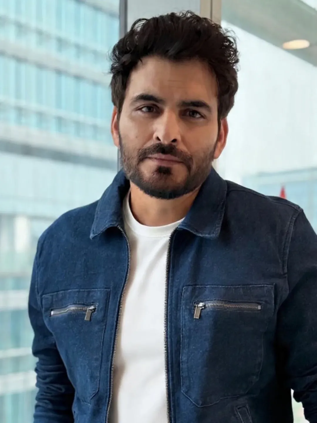  "मला नेहमी साहित्य, चित्रपट आणि चित्रकलेची आवड आहे. आता मी काही पैसे कमवले आहेत. जरी मी यूरोपला गेलो तरी मी लेखक किंवा चित्रकार शोधत असतो. ते कुठे राहत होते, कसे जगत होते. मी कधीही पर्यटन स्थळांना जात नाही. मला त्यात रस नाही."