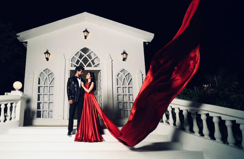 लपंडाव मालिकेत सखी-कान्हाचं एक हटके प्री-वेडिंग फोटोशूट दाखवण्यात येणार आहेय भव्यदिव्य सिनेसिटी स्टुडिओमध्ये हे फोटोशूट पार पडलं आहे. मालिका विश्वात पहिल्यांदा अश्या प्रकारे प्री-शूटिंग करण्यात आलंय. पारपंरिक आणि मॉडर्न अश्या दोन्ही लूकमध्ये सखी-कान्हाने फोटोशूट केलंय. 