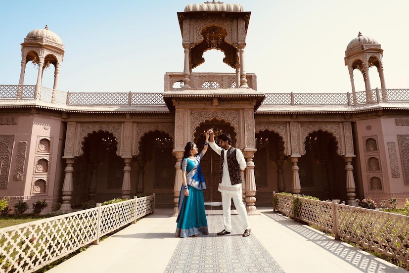  सिनेसिटी स्टुडिओमध्ये जगभरातील प्रेक्षणीय स्थळांच्या प्रतिकृती उभारण्यात आल्या आहेत. भन्नाट दिवस होता. नेहमीच्या शूटिंगपेक्षा काहीतरी वेगळं करताना खूप धमाल आली अशी भावना कृतिका आणि चेतनने व्यक्त केली. 