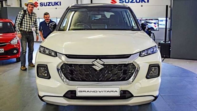 मारुती सुझुकी इंडिया लिमिटेडने नुकतीच याबाबत माहिती दिली. ९ डिसेंबर २०२४ ते २९ एप्रिल २०२५ या कालावधीत तयार झालेल्या ग्रँड विटारा एसयूव्हीमध्ये स्पीडोमीटर असेंब्लीतील 'फ्यूल लेव्हल इंडिकेटर' आणि वॉर्निंग लाइटमध्ये काही त्रुटी आढळल्या आहेत. कंपनीच्या म्हणण्यानुसार, हे दोन्ही घटक कधीकधी इंधनाची स्थिती योग्यरित्या दाखवत नाहीत. यामुळे वाहन चालकांना टाकीत नेमके किती इंधन शिल्लक आहे, याची अचूक माहिती मिळत नाही आणि हे सुरक्षित ड्रायव्हिंगसाठी अत्यंत धोकादायक ठरू शकते. 