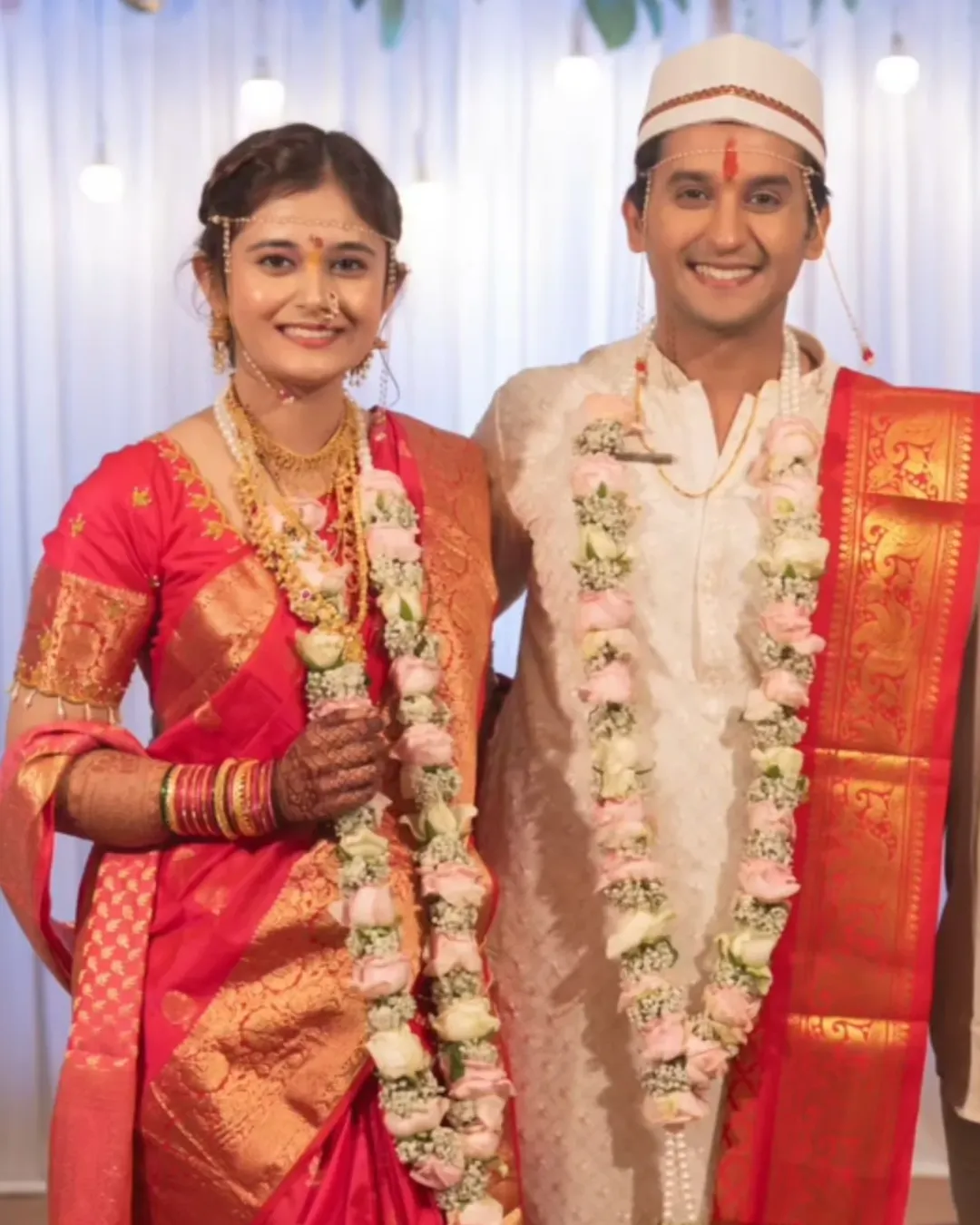 मनोरंजन विश्वात लगीन सराई जोरदार सुरू झाली आहे. 'लक्ष्मी विलास' मालिकेतील जयंत म्हणजेच अभिनेता मेघन जाधव याने नुकतंच लग्न केलं. 'लग्नानंतर होईलच प्रेम' मालिकेतील अभिनेत्री अनुष्का पिंपुटकरबरोबर त्याने सातफेरे घेतले. मनोरंजन विश्वात लगीन सराई जोरदार सुरू झाली आहे. 'लक्ष्मी विलास' मालिकेतील जयंत म्हणजेच अभिनेता मेघन जाधव याने नुकतंच लग्न केलं. 'लग्नानंतर होईलच प्रेम' मालिकेतील अभिनेत्री अनुष्का पिंपुटकरबरोबर त्याने सातफेरे घेतले.