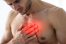 Breast Cancer : महिलांसारखाच पुरुषांनाही होऊ शकतो ब्रेस्ट कॅन्सर? एक्सपर्ट सांगतात यामागची खरी कारणं