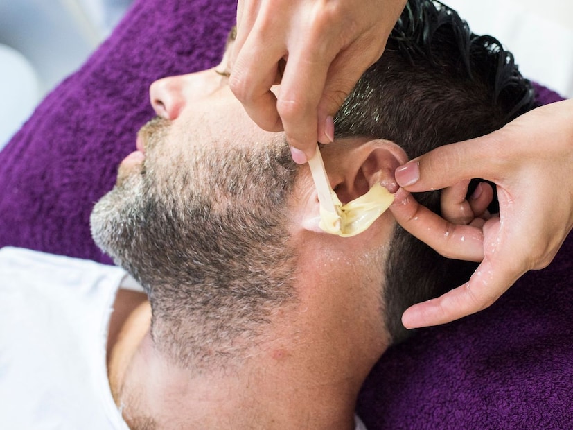 3. पुरुषांमध्येही बऱ्याच जणांची स्किन सेंसिटिव्ह असते. अशावेळी वैक्सिंग केल्यास लाल चट्टे, इचिंग किंवा बर्निंग होऊ शकते. पहिल्याच वेळी मोठा भाग वैक्स करण्याऐवजी त्वचारोगतज्ज्ञांचा सल्ला घेणं उत्तम.4. वैक्सिंगआधी आणि नंतर बर्फ लावल्याने वेदना कमी होतात
वैक्सिंगच्या आधी स्किनवर बर्फ लावल्यास त्वचेतील पोर थोडी बंद होतात आणि वेदना कमी जाणवतात.
वैक्सिंगनंतरही आइस-पॅक लावल्याने लालसरपणा, सूज किंवा इचिंग कमी होते.
एलोवेरा जेलही उत्तम पर्याय आहे, कूलिंग इफेक्ट देतो.