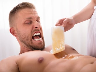 पुरुषांनी वॅक्सिंग करण्याआधी नक्की वाचाव्यात या 7 गोष्टी; नाहीतर होऊ शकतो त्रास