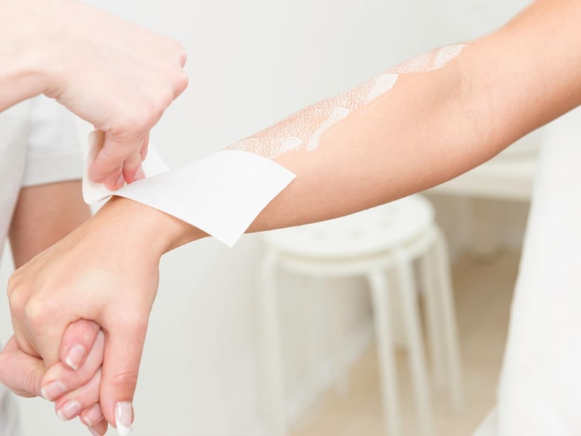 1. स्वच्छ आणि नीटनेटका लूक : आजकाल ऑफीसपासून पार्टीपर्यंत सर्वत्र नीटनेटके दिसण्यालाच जास्त प्राधान्य. त्यामुळे हात-पाय किंवा छातीवरचे केस कमी करायला पुरुषही वॅक्सिंग निवडू लागले आहेत.2. फिटनेस आणि स्पोर्ट्स रूटीन : अ&#x200d;ॅथलीट्स, बॉडीबिल्डर्स किंवा स्विमर्स, केस नसल्यामुळे परफॉर्मन्स सुधारतो, स्किन इरिटेशन कमी होते. त्यामुळे वॅक्सिंग त्यांच्या दिनक्रमाचा भाग बनलं आहे.
3. स्किन हायजीन आणि हेल्थ : स्किन श्वास घेताना अडथळे कमी व्हावेत, घामामुळे येणारा वास कमी व्हावा यासाठी वॅक्सिंगचा फायदा होतो.