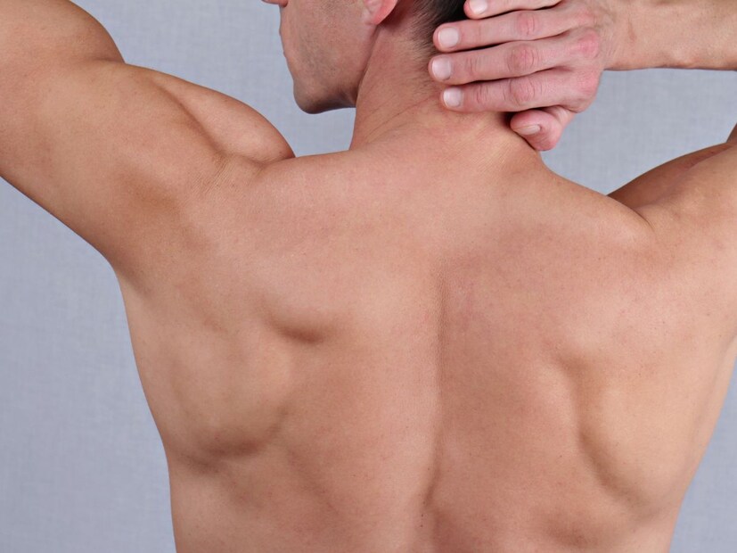 पुरुषांनी वैक्सिंग करण्यापूर्वी जाणून घ्याव्यात या 7 महत्त्वाच्या गोष्टीदिवसभर धुळीत, घामात फिरणाऱ्या पुरुषांच्या शरीरावर केस जलद वाढतात. अनेक जण आता स्वच्छ, स्मूद स्किनसाठी शेव्हिंगपेक्षा वैक्सिंगला प्राधान्य देत आहेत. पण पहिल्यांदाच वैक्सिंग करत असाल, तर योग्य माहिती नसल्यास त्रास, लालसरपणा किंवा इचिंगसारख्या समस्या होऊ शकतात. त्यामुळे पुरुषांनी वैक्सिंग करण्यापूर्वी आणि नंतर कोणत्या गोष्टींची काळजी घ्यावी, हे जाणून घेणं खूप आवश्यक आहे.