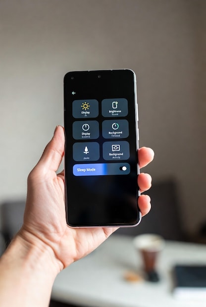 स्लीप मोड असला तरी फोनचं नेटवर्क बंद होत नाही. तो सतत 4G/5G सिग्नल, Wi-Fi कनेक्शन, Bluetooth डिव्हाइस,  Location सेवा Enabled तर ती तापसतो. त्यामुळेच WhatsApp, Instagram, Gmail सारखी नोटिफिकेशन्स येत राहतात. फोन सतत सर्व्हर्सशी संवाद ठेवत राहतो.