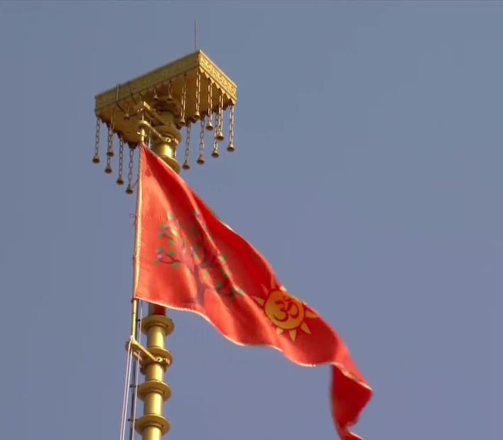 ५०० क्विंटलहून अधिक फुलांचा वापर करून नगर निगमने रामपथ सजवला होता. सर्वत्र अशी सुंदर सजावट करण्यात आली होती, जणू राम राज्याच्या स्थापनेचा उत्सव साजरा होत आहे. धर्मध्वजारोहणापूर्वी पंतप्रधान नरेंद्र मोदी यांनी रोड शो करत राम जन्मभूमी परिसरातील मंदिरात पोहोचले.