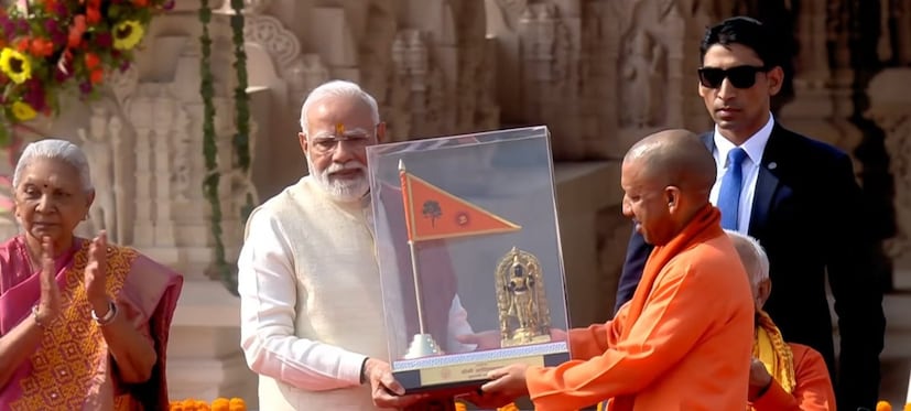 सर्वप्रथम सप्त ऋषी मंदिरात जाऊन महर्षी वशिष्ठ, महर्षी विश्वामित्र, महर्षी अगस्त्य, महर्षी वाल्मीकि, देवी अहिल्या, निषादराज गुह आणि माता शबरी यांचे दर्शन घेतले. राम दरबारच्या गर्भगृहात पोहोचून रामललांचे विधिवत दर्शन-पूजन केले आणि आरती केली.