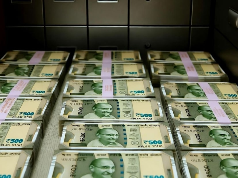 या सगळ्यानंतर तज्ज्ञांनी एक भीती व्यक्त केली आहे. नवीन कायद्यानुसार जर कंपन्यांनी ग्रॅच्युटी आणि PF मध्ये सुधारणा केली तर कंपन्या आपला खर्च कमी करण्यासाठी भत्ते कमी करण्याची शक्यता आहे. या सगळ्याचा परिणाम नेट सॅलरीवर होईल आणि पर्यायाने हातात येणारा पगार कमी असेल. कर्मचाऱ्यांना इन हॅण्ड सॅलरी कमी मिळण्याची शक्यता आहे. 