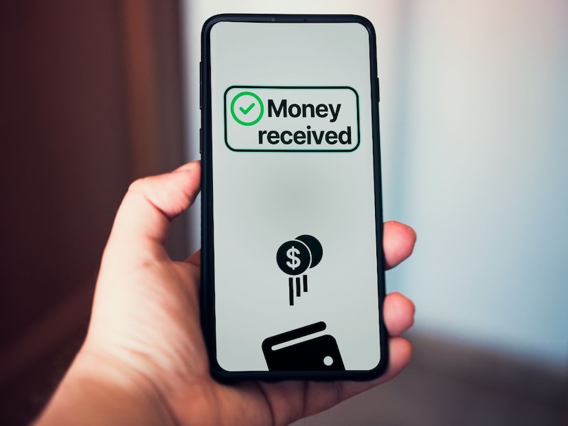 सुविधा कशी मिळवायची?जनधन योजनेअंतर्गत उघडलेली सर्व बँक खाती 'बेसिक सेव्हिंग बँक डिपॉझिट अकाउंट' (Basic Saving Bank Deposit Account) या प्रकारात येतात. ओवरड्राफ्टची सुविधा मिळवण्यासाठी तुम्ही तुमच्या बँकेत जाऊन अर्ज करू शकता. बँका सहसा हा अर्ज लगेच मंजूर करतात. मात्र, या सुविधेसाठी तुमचा बँकेसोबतचा व्यवहार (Banking History) चांगला असणे आवश्यक आहे.