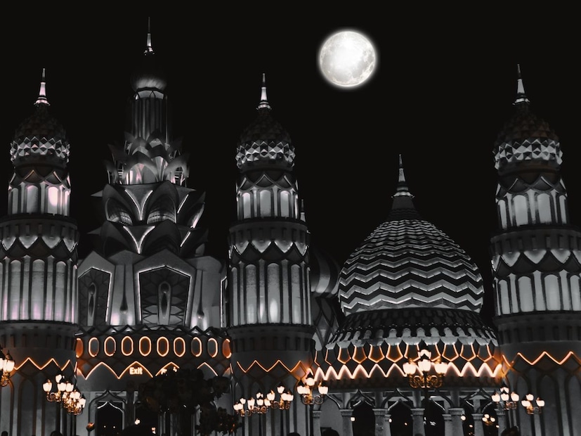 पण या सगळ्या शास्त्रीय गोष्टींपलीकडे, पृथ्वीवर काही ठिकाणं अशी आहेत जी त्यांच्या भौगोलिक स्थितीमुळे जगभर प्रसिद्ध झाली आहेत. त्यापैकी एक म्हणजे असं ठिकाण जिथे चंद्र सर्वात जवळ आहे.