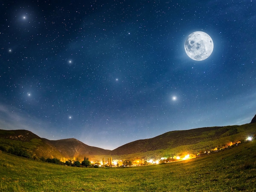 इक्वाडोरची राजधानी क्विटो समुद्रसपाटीपासून तब्बल 2,850 मीटर उंचीवर आहे. ही उंची इतकी जास्त आहे की क्विटोला जगातील दुसरी सर्वात उंच राजधानी मानलं जातं. उंची जास्त असल्यामुळे इथलं दैनंदिन जीवन थोडं कठीणही वाटतं.