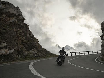 टायरमध्ये हवा कमी किंवा जास्त असेल तर काय होईल, बरोबर Presure असणं का गरजेचं? टायरमध्ये हवा कमी किंवा जास्त असेल तर काय होईल, बरोबर Presure असणं का गरजेचं?