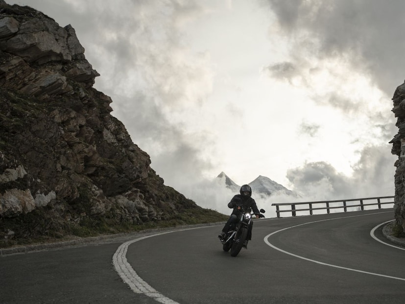 आपली बाईक रोज धावते, पण तिची काळजी किती वेळा घेतो आपण? सर्विसिंग, इंजिन ऑइल बदलणं, चेन ल्यूब्रिकेशन या गोष्टींना आपण नेहमी लक्ष देतो. पण एक छोटा आणि महत्त्वाचा भाग आपण बऱ्याचदा विसरतो. तो म्हणजे टायर प्रेशर. याने काय होतंय? असं म्हणत घाईच्या वेळी आपण त्याकडे दुर्लक्ष करतो. दिसायला क्षुल्लक असलेली ही गोष्ट प्रत्यक्षात बाईकच्या सेफ्टी, मायलेज आणि परफॉर्मन्सवर मोठा परिणाम करते. आपली बाईक रोज धावते, पण तिची काळजी किती वेळा घेतो आपण? सर्विसिंग, इंजिन ऑइल बदलणं, चेन ल्यूब्रिकेशन या गोष्टींना आपण नेहमी लक्ष देतो. पण एक छोटा आणि महत्त्वाचा भाग आपण बऱ्याचदा विसरतो. तो म्हणजे टायर प्रेशर. याने काय होतंय? असं म्हणत घाईच्या वेळी आपण त्याकडे दुर्लक्ष करतो. दिसायला क्षुल्लक असलेली ही गोष्ट प्रत्यक्षात बाईकच्या सेफ्टी, मायलेज आणि परफॉर्मन्सवर मोठा परिणाम करते.