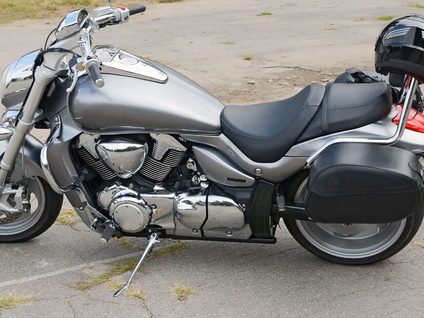 1. योग्य टायर प्रेशर वाढवतं बाईकचं मायलेजबाईकचा मायलेज वाढवायचा असेल, तर टायर प्रेशरकडे दुर्लक्ष करू नका. टायरमधली हवा कमी असेल, तर टायर आणि रस्त्याचा संपर्क क्षेत्र (Contact Patch) वाढतो. त्यामुळे इंजिनला बाईक पुढे ढकलण्यासाठी जास्त मेहनत घ्यावी लागते, आणि त्यामुळे फ्युएलचा वापर वाढतो. उलट, जर टायरमध्ये हवा जास्त असेल, तर बाईक अस्थिर (unstable) होते आणि राईड असुरक्षित होते. त्यामुळे योग्य हवा गाडीत असणं गरजेचं आहे.