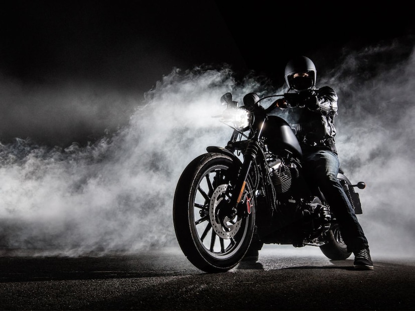 2. रस्त्यावर मिळते उत्तम ग्रिपयोग्य टायर प्रेशर असणं म्हणजे बाईकची ग्रिप मजबूत असणं. पावसात, निरसड्या रस्त्यावर किंवा खडबडीत रस्त्यांवर संतुलित हवा असलेले टायर रस्त्याला घट्ट पकडतात. हवा कमी असेल, तर टायर फ्लॅट होतात आणि स्लिप होण्याचा धोका वाढतो. हवा जास्त असेल, तर टायर रस्त्याशी योग्य संपर्क ठेवू शकत नाहीत. त्यामुळे योग्य हवेचं प्रमाण नेहमी राखणं गरजेचं आहे.