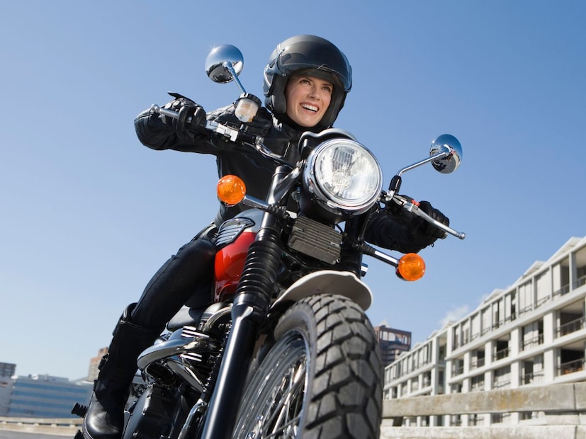 3. ब्रेकिंग होते अधिक परिणामकारकबाईकचं ब्रेकिंग सिस्टम योग्यरीत्या काम करावं, यासाठी टायर प्रेशरचा मोठा वाटा असतो. हवा योग्य प्रमाणात असेल, तर ब्रेक लावताना टायर रस्त्यावर घट्ट पकड ठेवतात आणि बाईक लगेच थांबते. हवा कमी किंवा जास्त असेल, तर ग्रिप सैल होते आणि इमरजन्सी ब्रेकिंगच्या वेळी बाईक घसरू शकते.