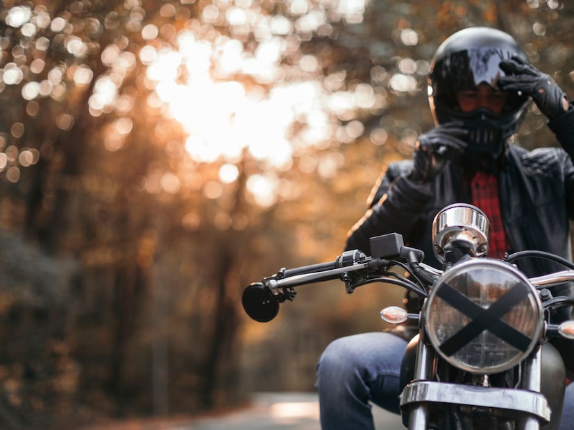 5. पंक्चरचा धोका कमी होतोयोग्य टायर प्रेशर ठेवल्यास पंक्चर होण्याचा धोका कमी होतो. कमी प्रेशरमुळे टायर खडबडीत रस्त्यांवर जास्त दाबले जातात आणि सहज छिद्र पडू शकतात. नियमित प्रेशर तपासल्याने हळूहळू हवा कमी होण्याच्या समस्येचं वेळेवर निदान करता येतं आणि तुम्ही रस्त्यात अडकण्यापासून वाचता.