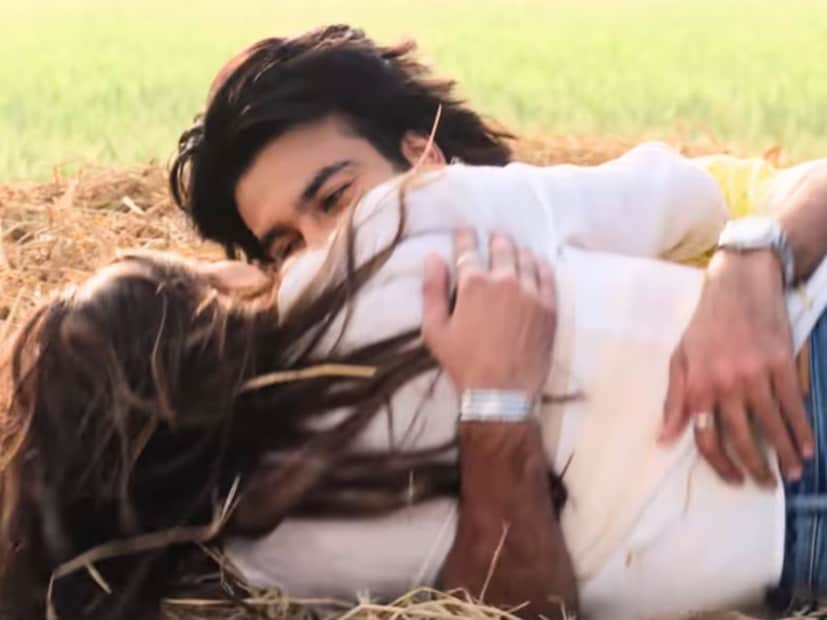  अजय देवगन स्टारर ‘दे दे प्यार दे 2’ या चित्रपटात तो पुन्हा एकदा आशिष मेहरा या भूमिकेत दिसत आहेत. आशिष मेहरा हा लंडनमध्ये राहणारा एक प्रौढ NRI आहे. रकुल प्रीत सिंह त्याची गर्लफ्रेंड आयशा खुराना म्हणून दिसत आहे, जी वयाने आशिष मेहरापेक्षा खूप लहान आहे. याच कारणाने त्यांनी लग्न करू नये असं आयशाच्या घरच्यांना वाटतं.