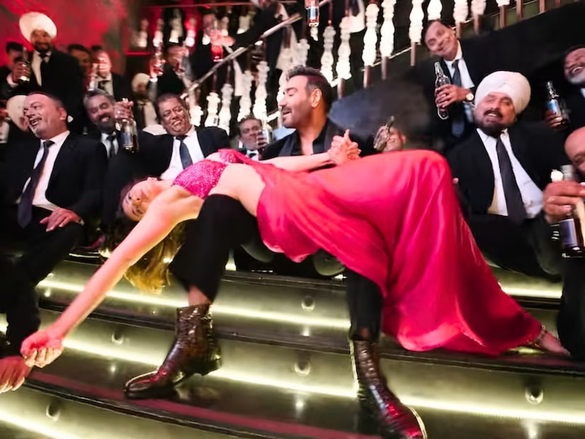  सहा वर्षांपूर्वी रिलीज झालेल्या या सुपरहिट सिनेमाला प्रेक्षकाचं चांगलच प्रेम मिळालं होतं. बॉक्स ऑफिसवरही या चित्रपटाने चांगली कमाई केली. आता या बहुचर्चित सिनेमाचा सीक्वेल रिलीज झाला असून तोही प्रेक्षकांच्या पसंतीस उतरत आहे. या नव्या सिनेमाची स्टारकास्ट, दिग्दर्शन आणि म्युझिक प्रेक्षकांचं लक्ष वेधून घेत आहे. ओपनिंग डेलाच या चित्रपटाने अनेक सिनेमांना मागे टाकलं आहे.