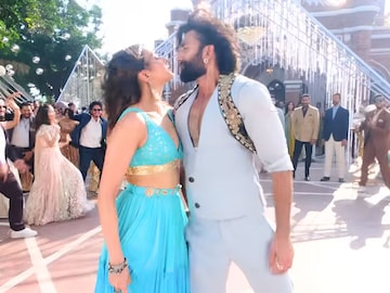 2 तास 20 मिनिटांची नवी फिल्म, रिलीज होताच मोडलेत 15 चित्रपटांचे रेकॉर्ड 2 तास 20 मिनिटांची नवी फिल्म, रिलीज होताच मोडलेत 15 चित्रपटांचे रेकॉर्ड