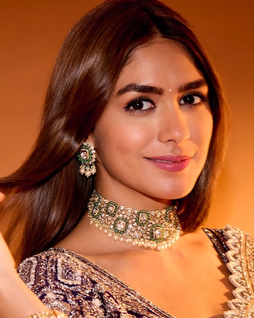 कधी ट्रेन प्रवास करणारी, मॉलच्या वॉशरूममध्ये कपडे बदलणारी मृणाल ठाकूर आज बॉलिवूडची सक्सेसफुल अभिनेत्री आहे. लव सोनिया, सुपर 30, बाटला हाऊस,घोस्ट स्टोरीज, तूफान, धमाका, जर्सी, गुमराह, सन ऑफ सरदार 2 सारख्या सिनेमात तिने काम केलं आहे. मृणाल आज जवळपासू 39 कोटींहून अधिक संपत्तीची मालकीण आहे. 