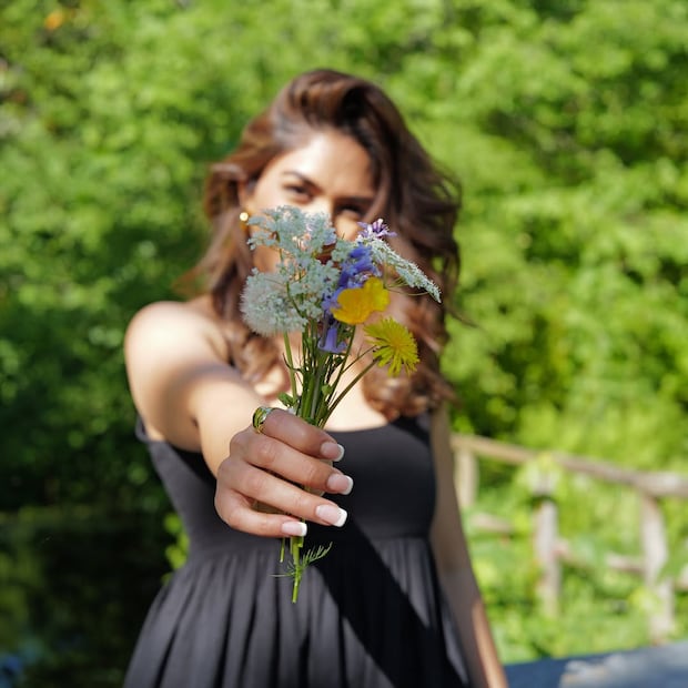 अभिनेत्रीच्या आई-वडिलांना तिने मराठी सिनेमांत काम करावं असं वाटतं होतं. पण अभिनेत्रीचं नशीब सर्वात आधी साऊथ सिनेमांमध्ये चमकलं. साऊथनंतर तिने बॉलिवूडमध्येही काम केलं. त्याचबरोबर काही मराठी सिनेमांची गाणी देखील तिने केली आहेत. 