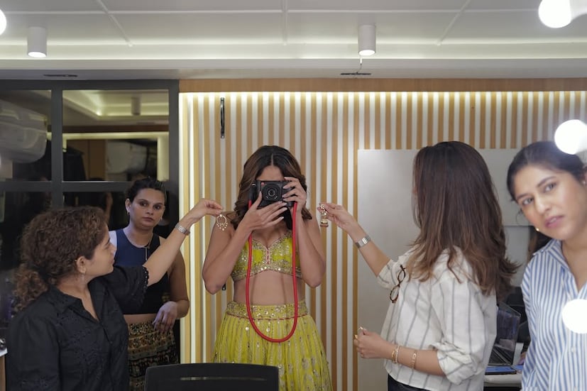 अशीच एक मराठी अभिनेत्री जिनं हिंदीच नाही तर साऊथमध्येही आपल्या अभिनयाची छाप सोडली. ही अभिनेत्री आज कोट्यवधींची मालकीण आहे पण यशाच्या शिखरावर पोहोचण्यासाठी तिने खूप मेहनत घेतली.  