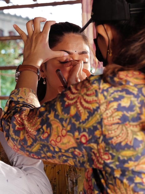 या अभिनेत्रीनं तिचा सुरूवातीच्या काळात ट्रेनने प्रवास करायची. तिला आधी क्राइम रिपोर्टर व्हायचं होतं. तिने पत्रकारितेत शिक्षण घेतलं. तिला क्राइल रिपोर्टर व्हायचं होतं. 