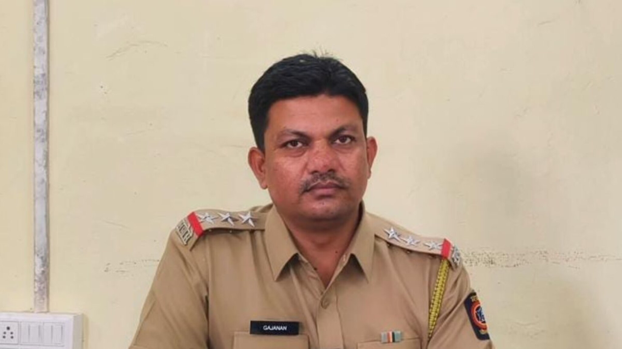 बीडमध्ये लॉजवर थांबलेल्या सराफा व्यावसायिकाला PSIने लुटलं, 4 लाख घेतले, रात्रभर डांबलं अन्...