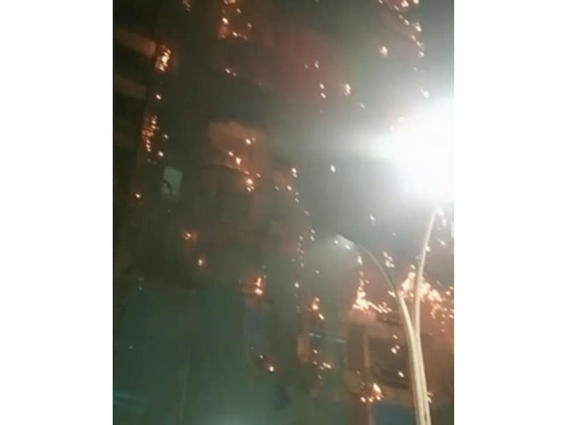 रात्री काही जण रस्त्यावर फटाके फोडत होते. या फटाक्यांमुळे इमारतीला आग लागली. बांधकाम सुरू असल्यामुळे सुरक्षेच्या कारणास्तव इमारतीला प्लास्टिकची सेफ्टी नेट बांधण्यात आली होती. या नेटला आग लागली. 