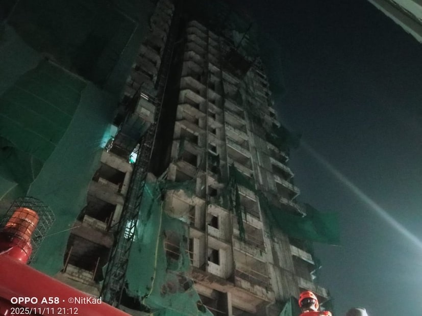 ठाण्यातील कशिश पार्क परिसरात मंगळवारी रात्री ही घटना घडली. कशिश पार्कमध्ये जवळपास १२०० कुटुंब राहतात. या रहिवासी इमारतीच्या बाजूला एका इमारतीचं बांधकाम सुरू होतं. 