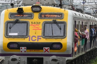 ऑफिसला पुन्हा लेटमार्क! मध्य रेल्वेची वाहतूक विस्कळीत,दादार-ठाणे मार्गावर बिघाड