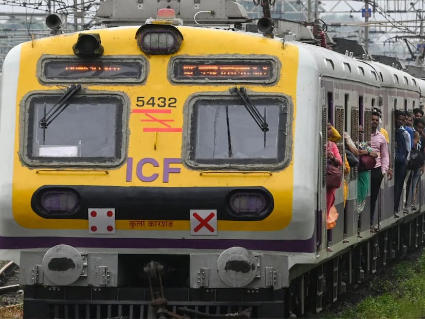 डिसेंबर महिन्याच्या पहिल्याच दिवशी आणि आठवड्याच्या सुरुवातीलाच मुंबईकरांना मोठा फटका बसला आहे. मध्य रेल्वेची लोकल वाहतूक आज सकाळपासून ३० ते ३५ मिनिटे उशिराने धावत असल्याने प्रवाशांची प्रचंड गैरसोय झाली आहे. कॉलेजला जाणारे विद्यार्थी आणि ऑफिसला पोहोचण्याची घाई असलेले नोकरदार, अशा सर्वांचीच स्टेशनवर आणि ट्रेनमध्ये चांगलीच तारांबळ उडाली आहे. डिसेंबर महिन्याच्या पहिल्याच दिवशी आणि आठवड्याच्या सुरुवातीलाच मुंबईकरांना मोठा फटका बसला आहे. मध्य रेल्वेची लोकल वाहतूक आज सकाळपासून ३० ते ३५ मिनिटे उशिराने धावत असल्याने प्रवाशांची प्रचंड गैरसोय झाली आहे. कॉलेजला जाणारे विद्यार्थी आणि ऑफिसला पोहोचण्याची घाई असलेले नोकरदार, अशा सर्वांचीच स्टेशनवर आणि ट्रेनमध्ये चांगलीच तारांबळ उडाली आहे.