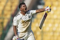 रहाणेसह सगळेच ढेपाळले,मग सरफराज खानच्या भावाची वादळी खेळी,मुंबईला मोठ्या संकटातू