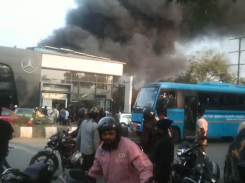 एमआयडीसी मधील 'मयूर इंडस्ट्रीज' या कपूर तयार करणाऱ्या कारखान्याला दुपारी साडे तीनच्या सुमारास ही आग लागली होती. कारखान्याच्या समोरील भागात मर्सिडीज आणि बीवायडी BYD या महागड्या गाड्यांचं शोरूम आहे.