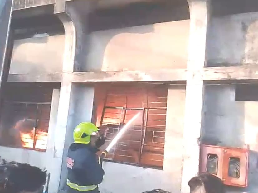 आगीची माहिती मिळताच एमआयडीसी अग्निशमन विभाग आणि मनपाच्या अग्निशमन विभागाने घटनास्थळी धाव घेतली आणि आगीवर नियंत्रण मिळवलं. मात्र कापूर हा ज्वलनशील पदार्थ असल्याने पाण्यासह फोम चा देखील वापर अग्निशमन दलाला करावा लागला. 